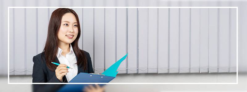 資格を確認する女性