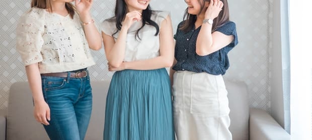 友人同士仲良く会話するイメージ