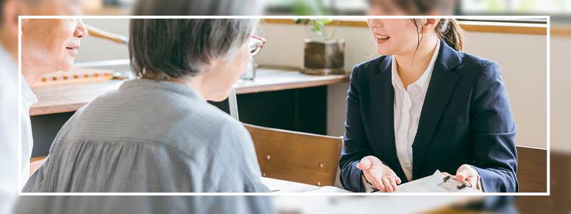 ご年配の夫婦に保険商品を勧めるイメージ