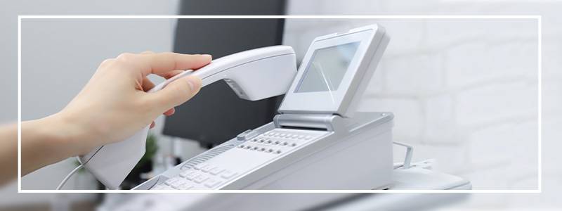 電話でアフターフォローする男性