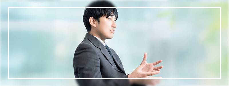 生命保険を説明する男性