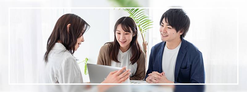 生命保険を提案する営業マン